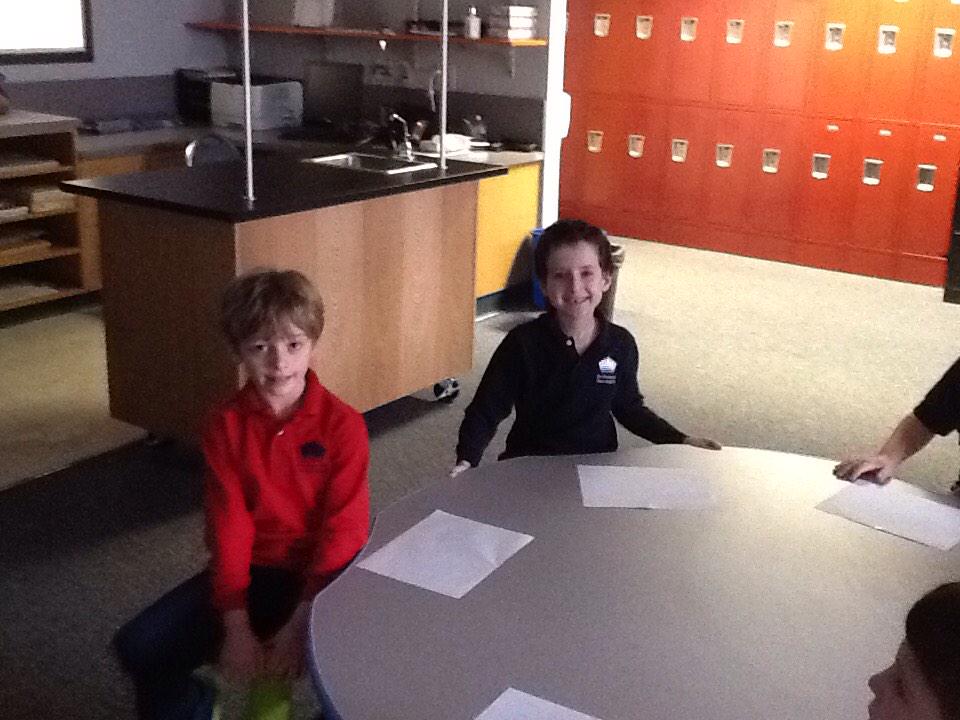 MsIsrael1's tweet image. A science lesson from Mrs. Cater! We are learning about the fish in the tank. #sciencelab #davis1