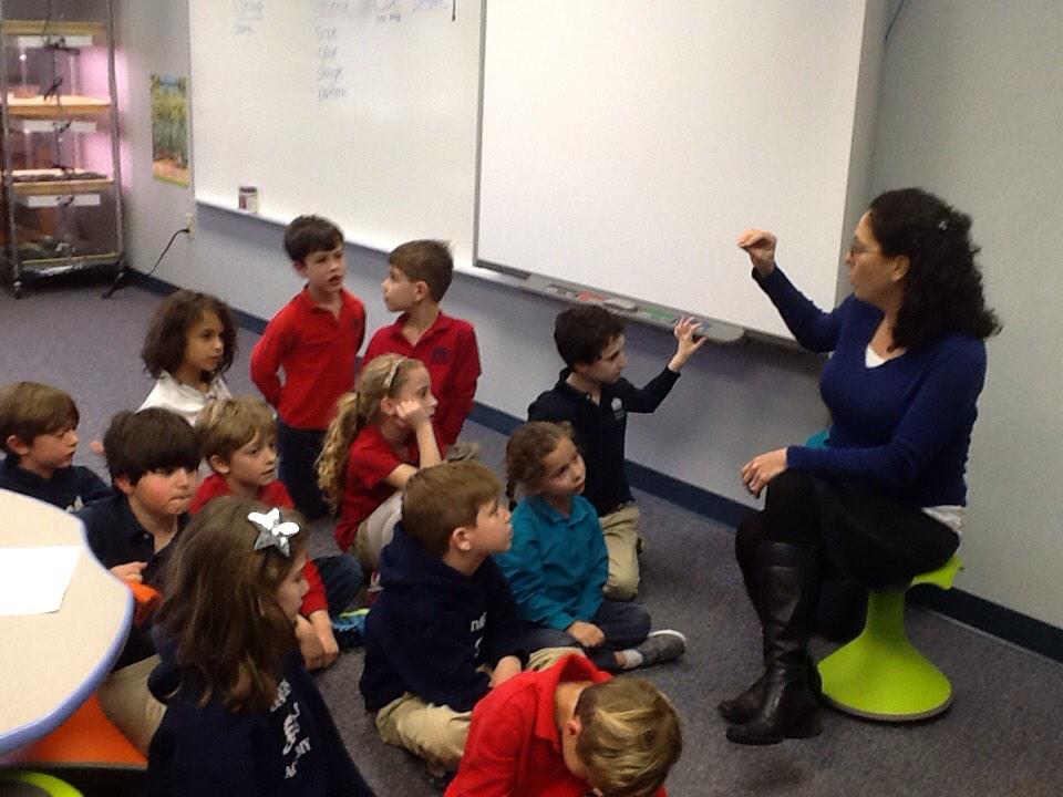 MsIsrael1's tweet image. A science lesson from Mrs. Cater! We are learning about the fish in the tank. #sciencelab #davis1