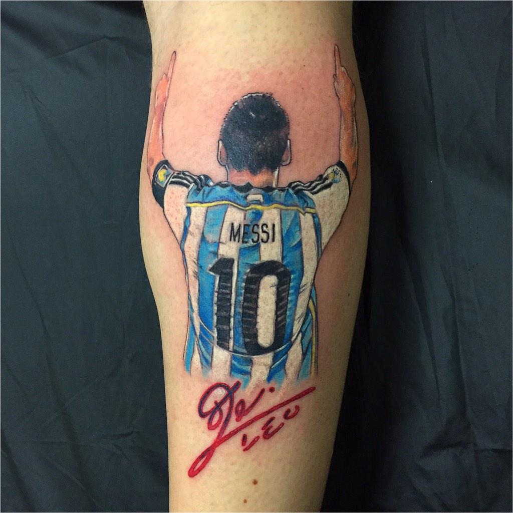 Lionel Messi keeps his promise and signs the back of a Brazilian fan with  Messis image tattooed on him  Football España