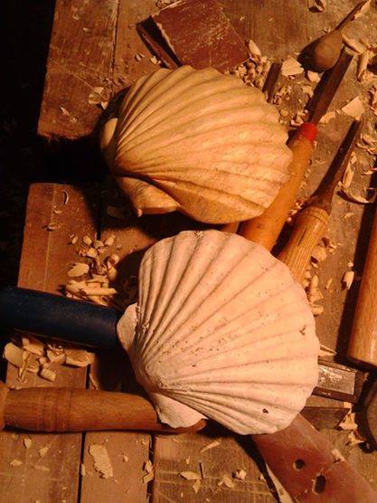 PrimordialWood's tweet photo. Carved this wee shell a while back. Can you tell which one is real? ;) #woodcarving #donegal http://t.co/iJGLKG9Dks