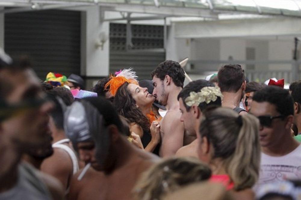 JornalOGlobo's tweet photo. As cantadas que fizeram sucesso neste carnaval. http://t.co/OHsxlcvYRq http://t.co/m8Uh7GBqKe