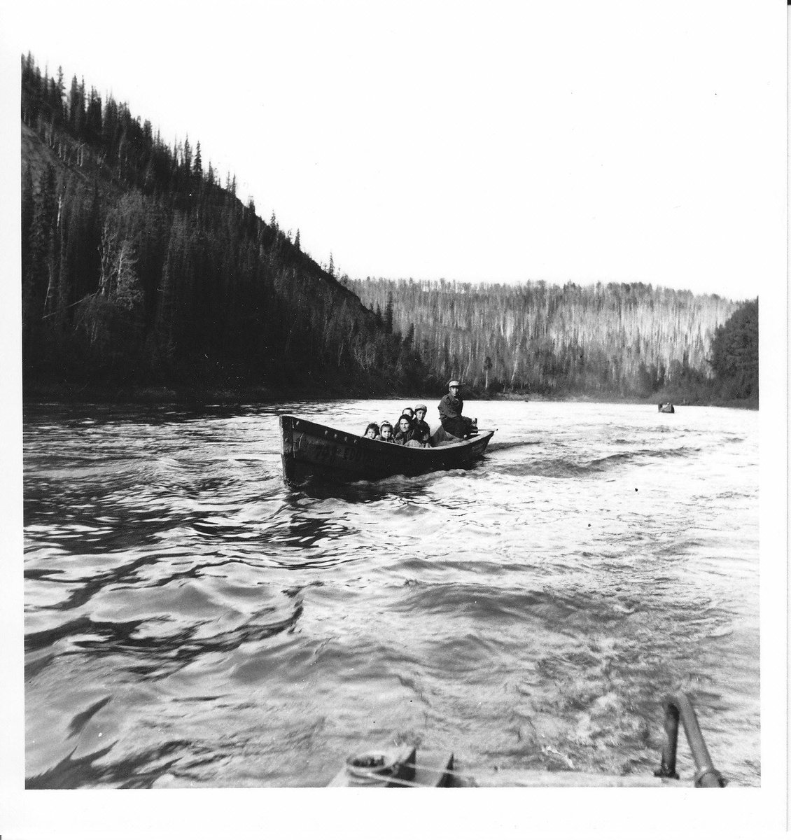 FNFNLands's tweet photo. Do you know the family in this boat and where they are travelling to? How about what year was this taken? http://t.co/1VQhsiCnKJ