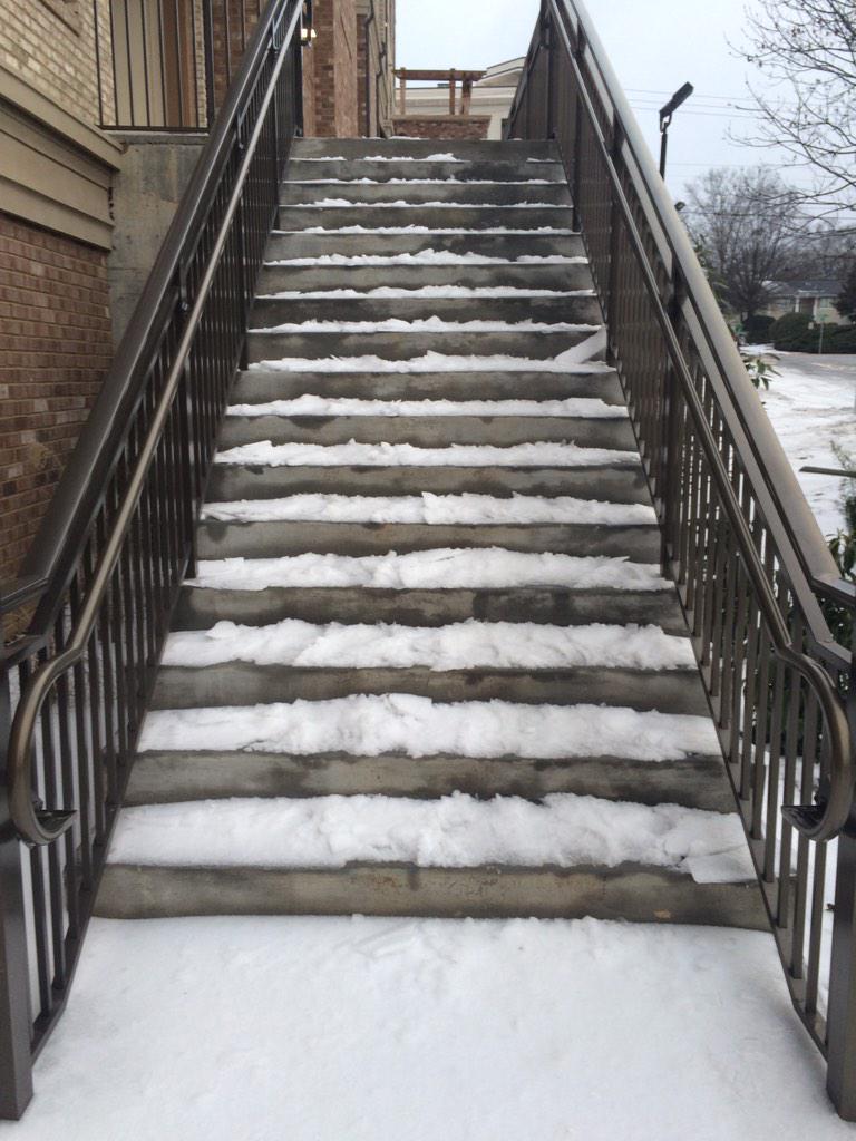 ms4cy's tweet image. Hey @CrescentCameron, what's up with not clearing your stairs &amp;amp; sidewalks?! #sodangerous #solidice @CameronVillage