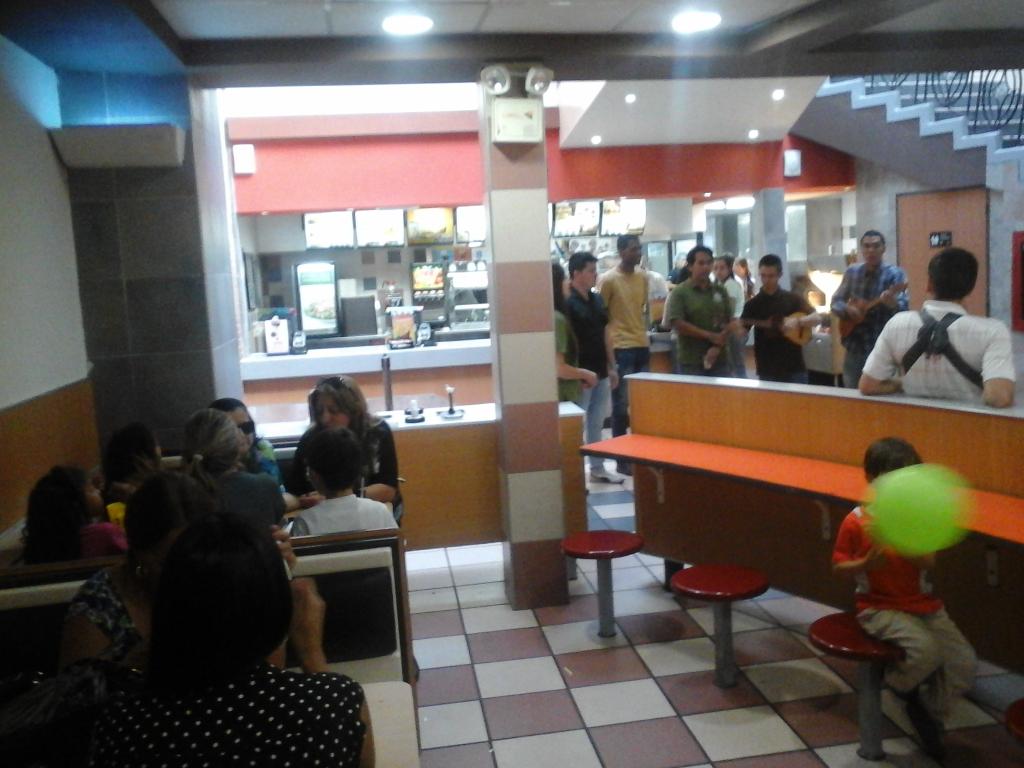 CoroSinfonicoJM's tweet photo. 18/02 Presentación grupo @CoroSinfonicoJM  en el Mc Donald's/Centro #Mérida #Elsistemacumple40 @elsistema http://t.co/p7vgUByhoR