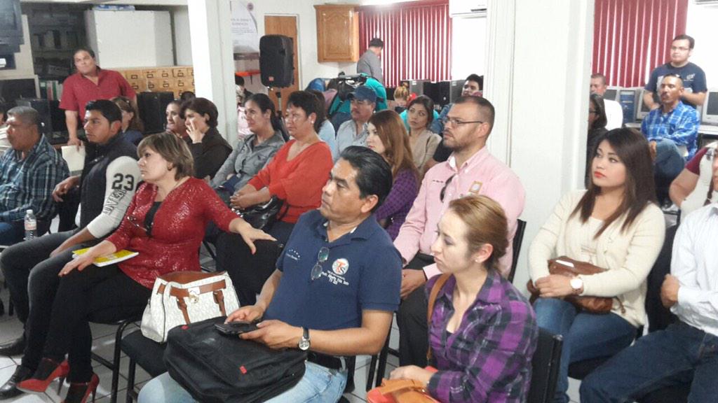 jaimerochin07's tweet photo. Entrega de equipos "QboCel" a representantes de escuela de la Región V Sierra #LaUnidadNuestroInteresComun http://t.co/QUrWmQYa1L