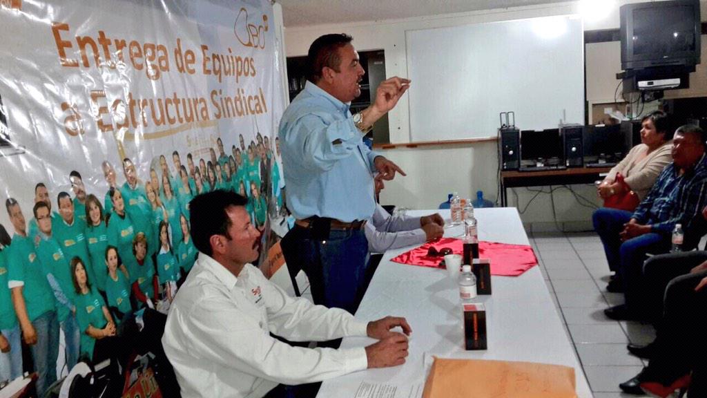 jaimerochin07's tweet photo. Entrega de equipos "QboCel" a representantes de escuela de la Región V Sierra #LaUnidadNuestroInteresComun http://t.co/QUrWmQYa1L