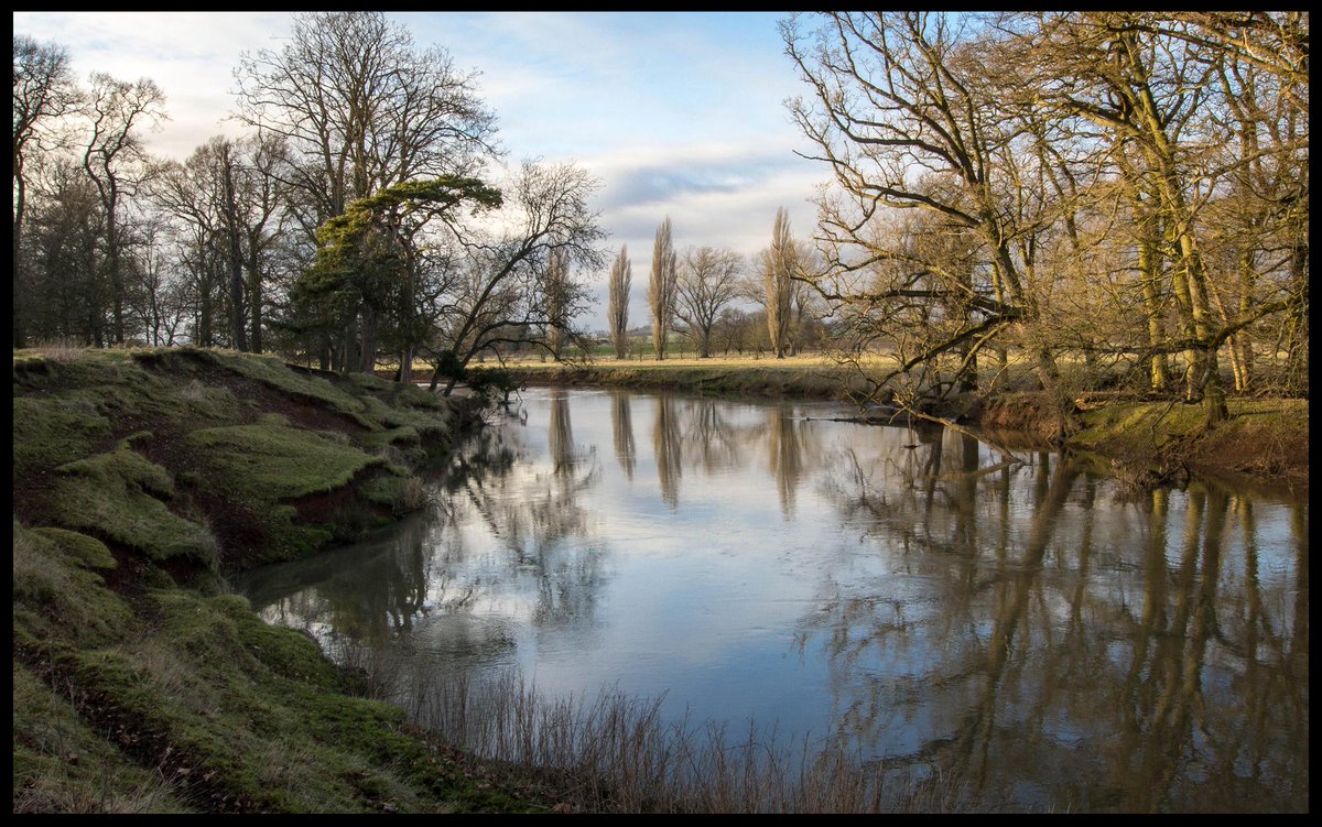 lifewithAutism1's tweet photo. This photo was taken just before the light faded.I thought it would make a nice painting @CharlecoteNT #ntreflections http://t.co/xVwaikk3mR