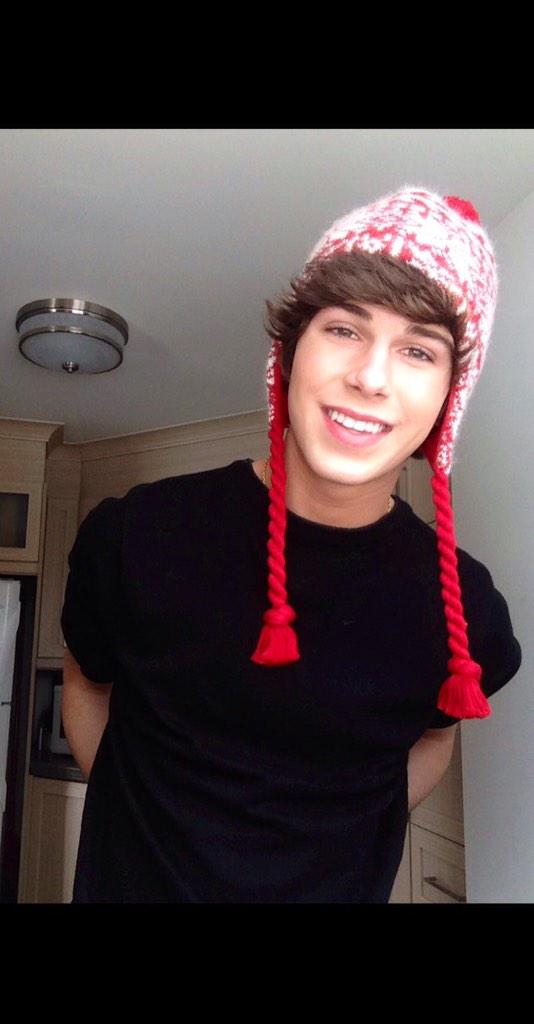 carlchiasson_'s tweet photo. Smile 😬 no smile 😏 http://t.co/nVhml84ZW8