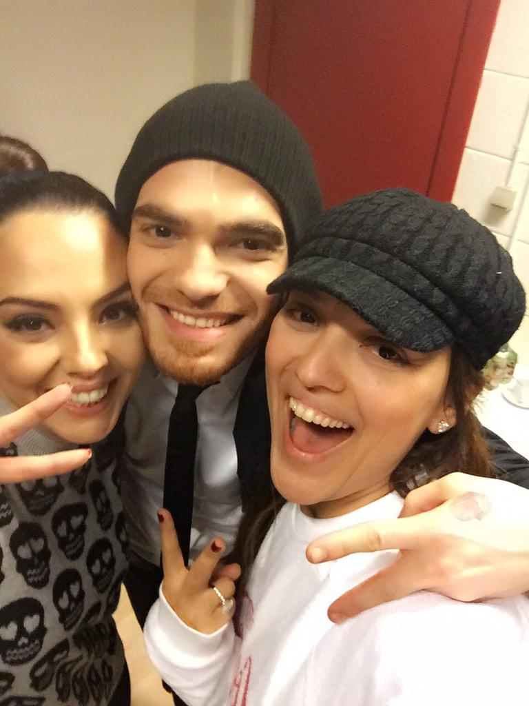 DemetAkalin's tweet photo. Veeee operizzz @EbruGundes 💝💕💕💕😃😃 o ses kazanan Elnur http://t.co/Sjqcw9ak3i