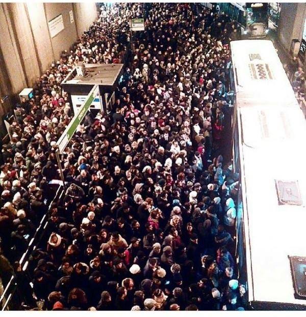 seyahatozgurluk's tweet photo. Bir gün #İstanbul'da kar yağar.
Toplu taşım araçlarını kullanmak isteyen İstanbullular
#Metrobüs'ü tercih edince... http://t.co/ybsJV4VZZ8