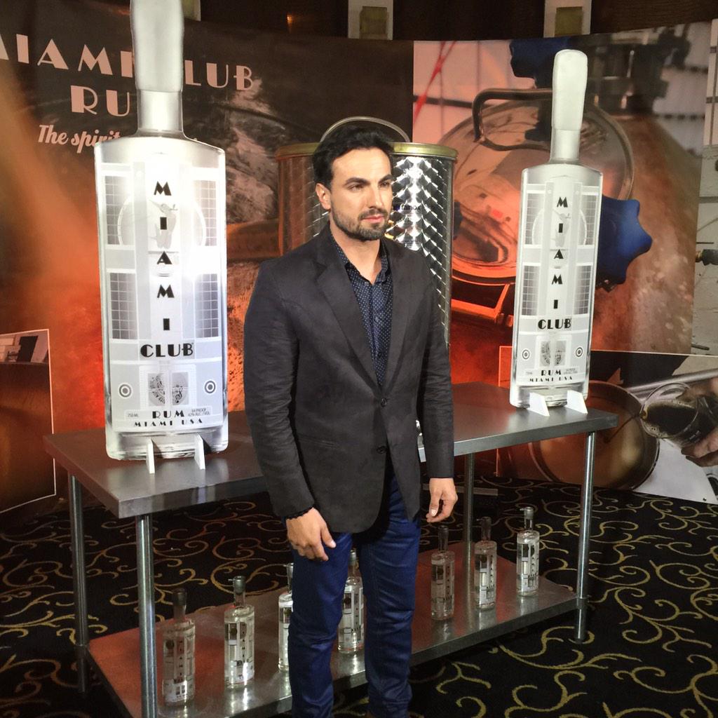 WowLaRevista's tweet photo. Para sus fans @GabValenzuelaUS @TeamGValenzuela @GabooValenzuela #MiamiClubRum #miami @willylevy29 @WowLaRevista http://t.co/kiosVOuN3Z