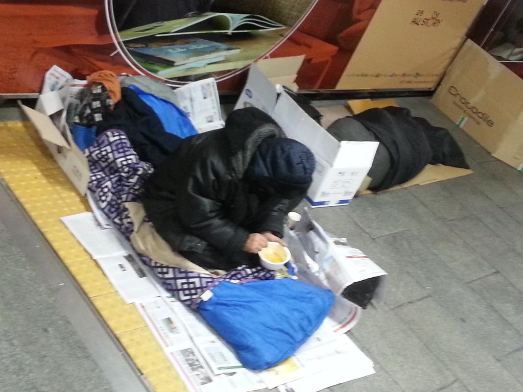 설날 0시경
을지로 1가 지하도다

거리의 천사들 봉사단이 노숙인들에게 빵 귤 컵라면을 주어 먹고들 있다

나도 빵과 귤을 하나씩 얻어먹었다
설날 꽃새벽부터 배부르고 행복하다

가난한 나도 노숙자 1순위다