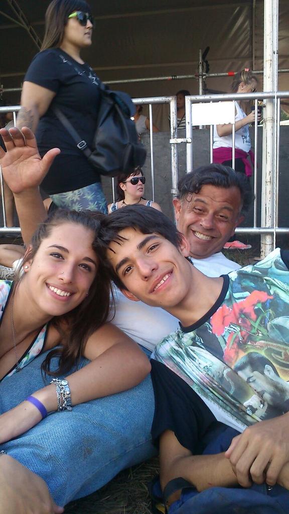 Lulita_fer's tweet photo. #Cosquin2015 #Familia http://t.co/tN5VfPErEg