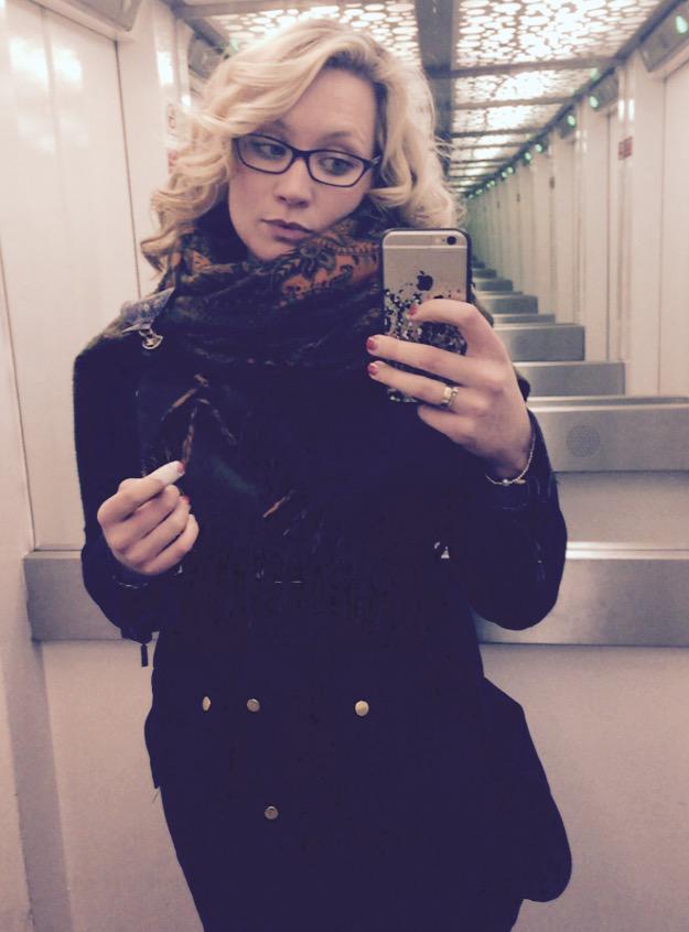 TattyNarja's tweet photo. #BringTheSmug #InALift #WithAStitchedUpFinger http://t.co/gZlMlVQqbH