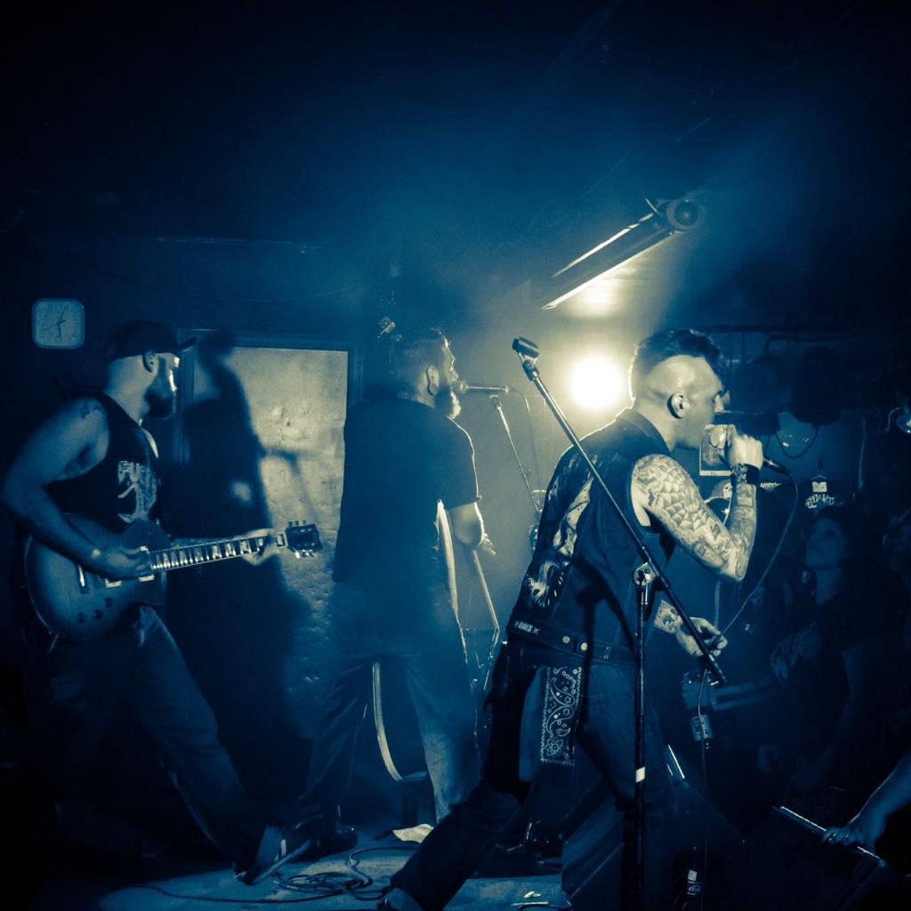 TheGutterGhouls's tweet photo. Live with Vic from The Koffin Kats http://t.co/6RC7u5jF9L