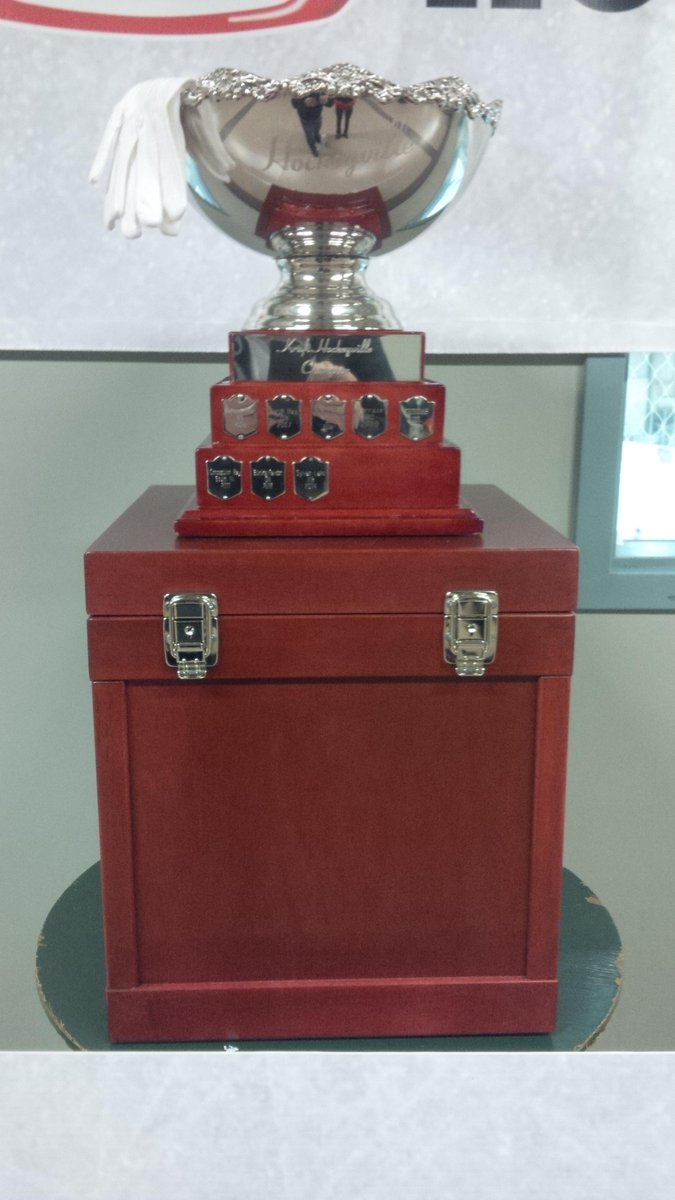 Krisco8's tweet photo. @SylvanLakeArena @hockeyville the cup is on its way back 2day, Lakers'pride shines bright tonight! 
BantamAA action! http://t.co/Fuc7G2OWT9