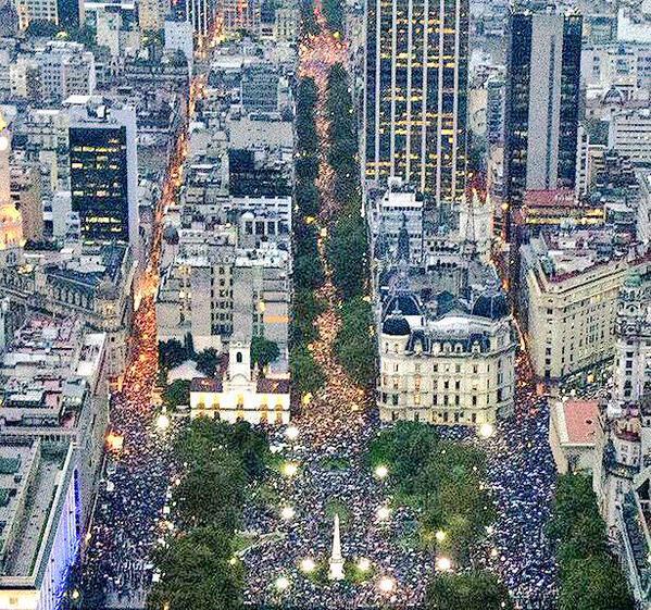 paulitachaves's tweet photo. Que emocion estar tan unidos #18F http://t.co/8ng6qZdbIv