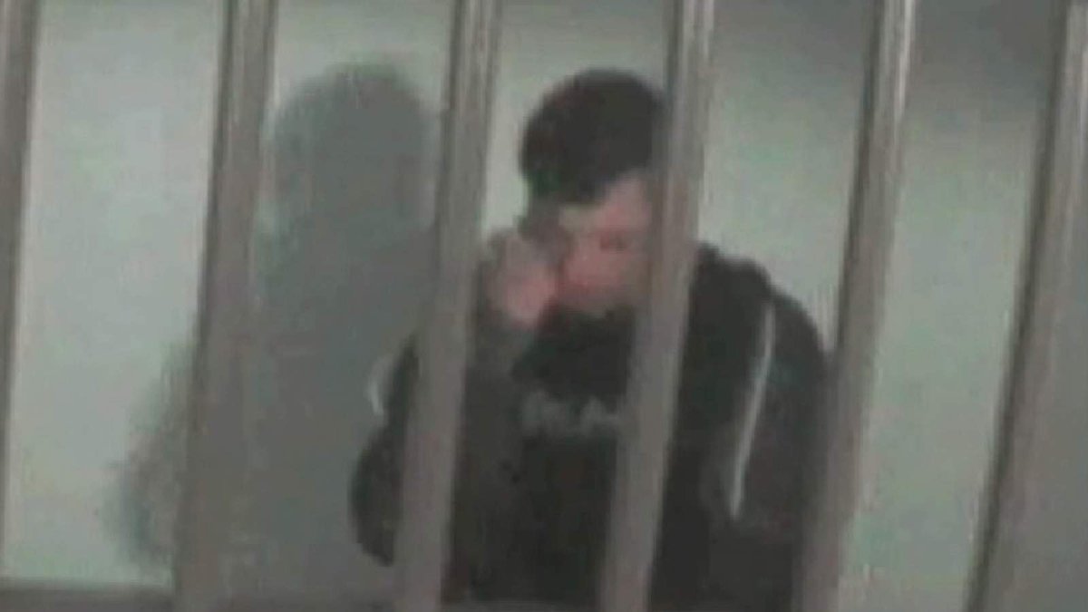 SkyNews's tweet photo. Watch: Jailed suspect punches himself in the face before blaming officers for his injuries http://t.co/HPqfjUT2hI http://t.co/Ep9D8F9ME8