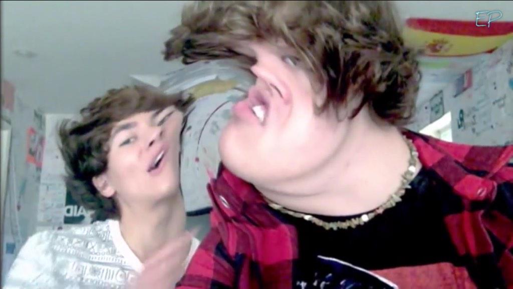 Pointer_potato's tweet image. Paul:I ran into a stop sign and now my face is permanently like this

Danny: I think you look fine 

Me: FRIEND GOALS