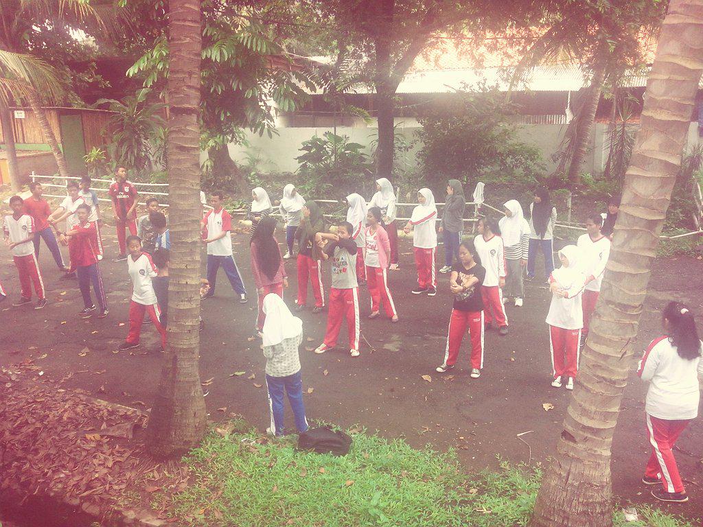 MPKOSIS45's tweet photo. Rame-rame kita lagi senam OSIS nih.
Cuaca nya adem jadi makin seru... http://t.co/v29iKS4aXv