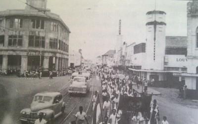 SejarahSurabaya's tweet photo. Arek-arek Suroboyo berpawai merayakan Hari Pahlawan 10 November 1950, melewati jalan Tunjungan. http://t.co/EOL5tZt333