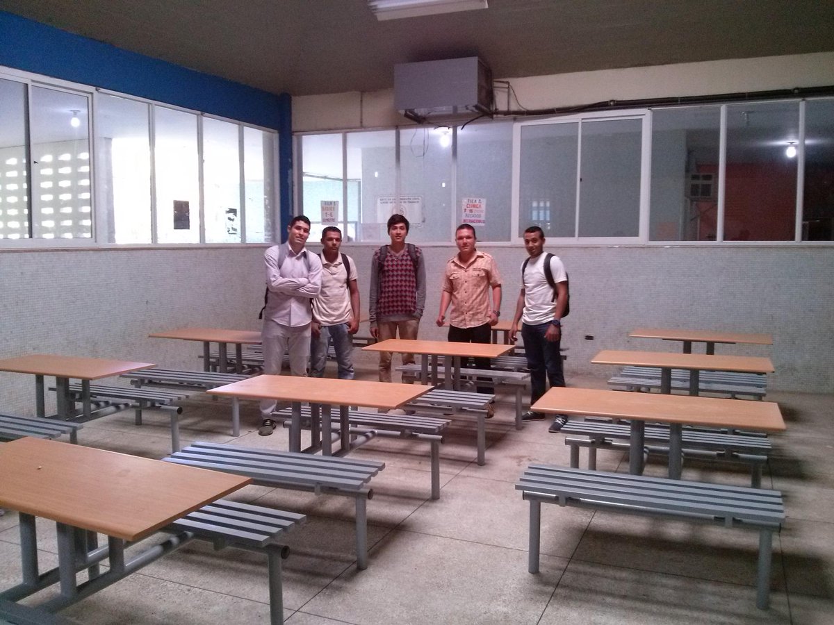 MAE_Medicina's tweet photo. Estamos comprometidos con el bienestar estudiantil, YA Recuperadas partes de las mesas del comedor Cubo Azul http://t.co/6bgquH7kZY