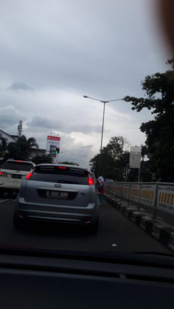 arlicha's tweet photo. Morning Mr.Mayor @ridwankamil, i just caught somebody throw tissue from this car,to your lovely street :( http://t.co/zts9lBawRj