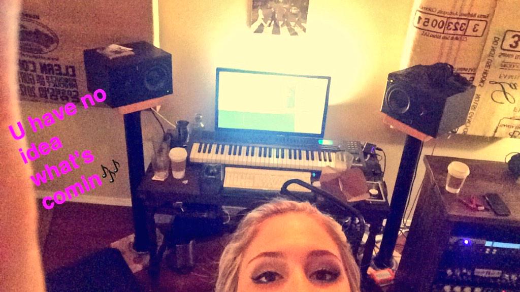 shannonmagrane's tweet photo. Just you wait...💜🎶❌⭕️ #LA #LetCreativityRule #writeyourheartout http://t.co/PlYP1y08nM