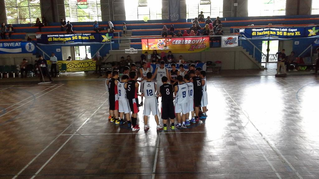 Waaaah, solidaritas tinggi sekali ya. Terima kasih telah bermain sportif guys! <a href="/basketfkuii/">basketball fkuii</a> <a href="/BasketFKunisma/">Tim Basket FK Unisma</a> #SMC2015