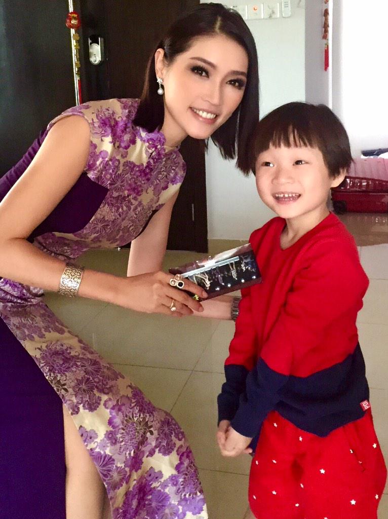 amberchia's tweet photo. Nak Ang Pow? 😄 Say Gong Xi Fai Cai! 😛😉 @ashton_wong #ootd #MLxAC @MelindaLooi @THOMASSABO http://t.co/Rh7y6RG6ho