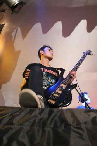 DIJUAL  Bass GILLMORE (GB-255) 5 string , minat Hub. 08897000828/PIN.324EC623.