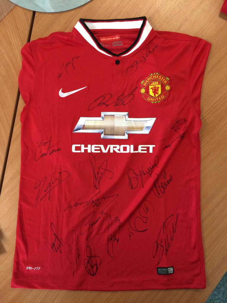SigFundraising's tweet photo. #ManUtd squad signed shirt with #Cantona #Beckham #SirAlexFerguson #Legends available for your #Charity #Fundraising http://t.co/Kj4kqaz2ne