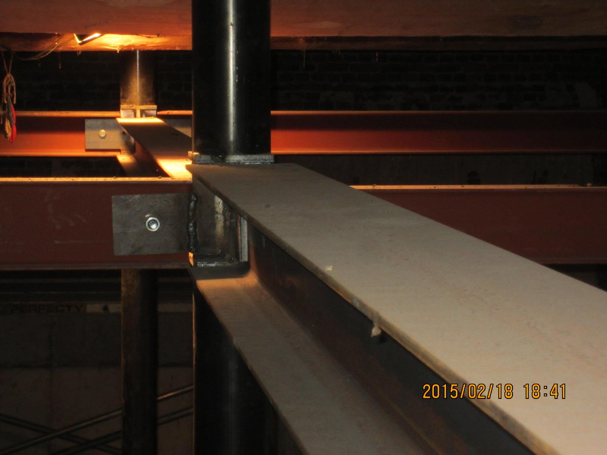 JeanGrell's tweet image. Rénovation complète d'une grange : Début de l'installation des poutrains