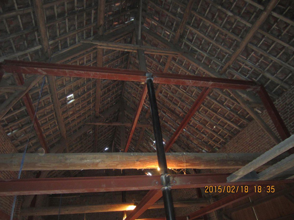 JeanGrell's tweet image. Rénovation complète d'une grange : Début de l'installation des poutrains