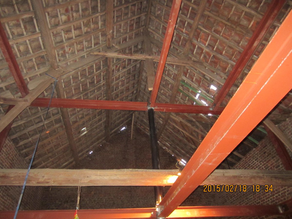 JeanGrell's tweet image. Rénovation complète d'une grange : Début de l'installation des poutrains