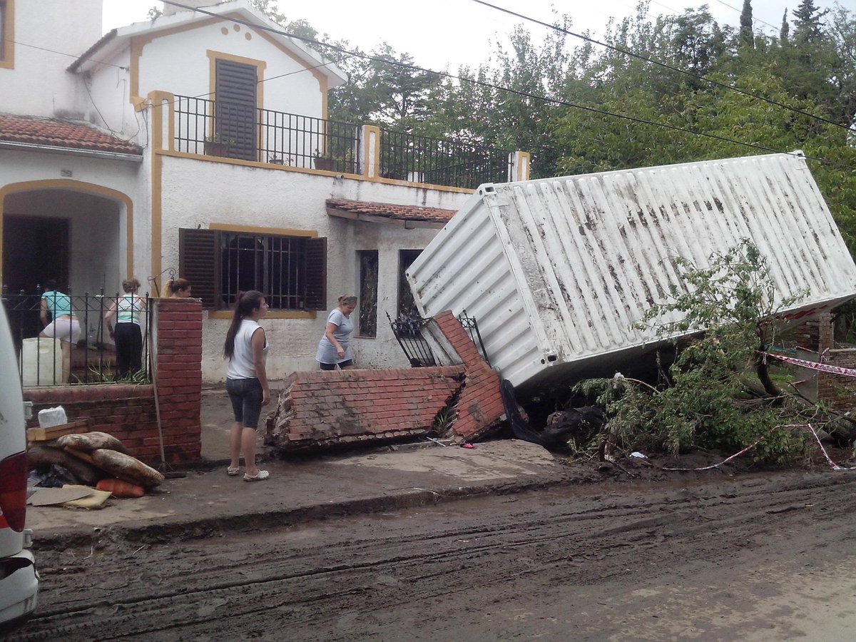 ManosActivas's tweet photo. @Vorterix @Sietecase @verocastanares @rominamanguel @fedeyanez @JTartaglione Juntando donaciones p/Córdoba, grc RT http://t.co/zcNxMDtScD