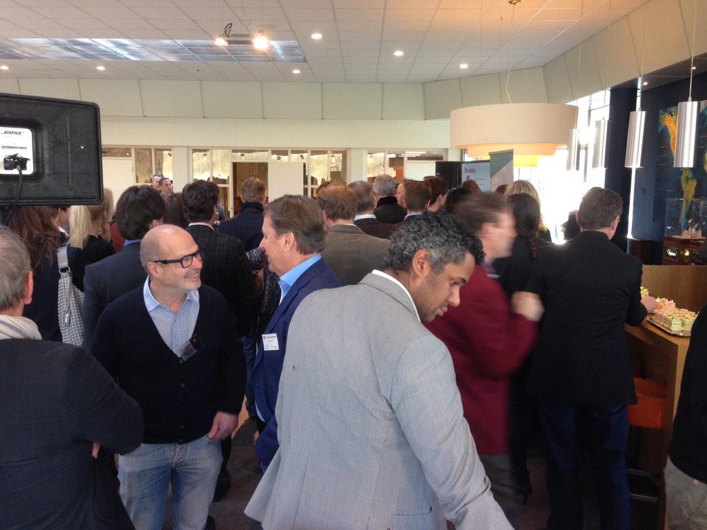 PectoTweet's tweet photo. Lekker druk op de netwerkbijeenkomst bij landrover in Arnhem. @BusinessBetuwe http://t.co/2Mm5KdFLKW
