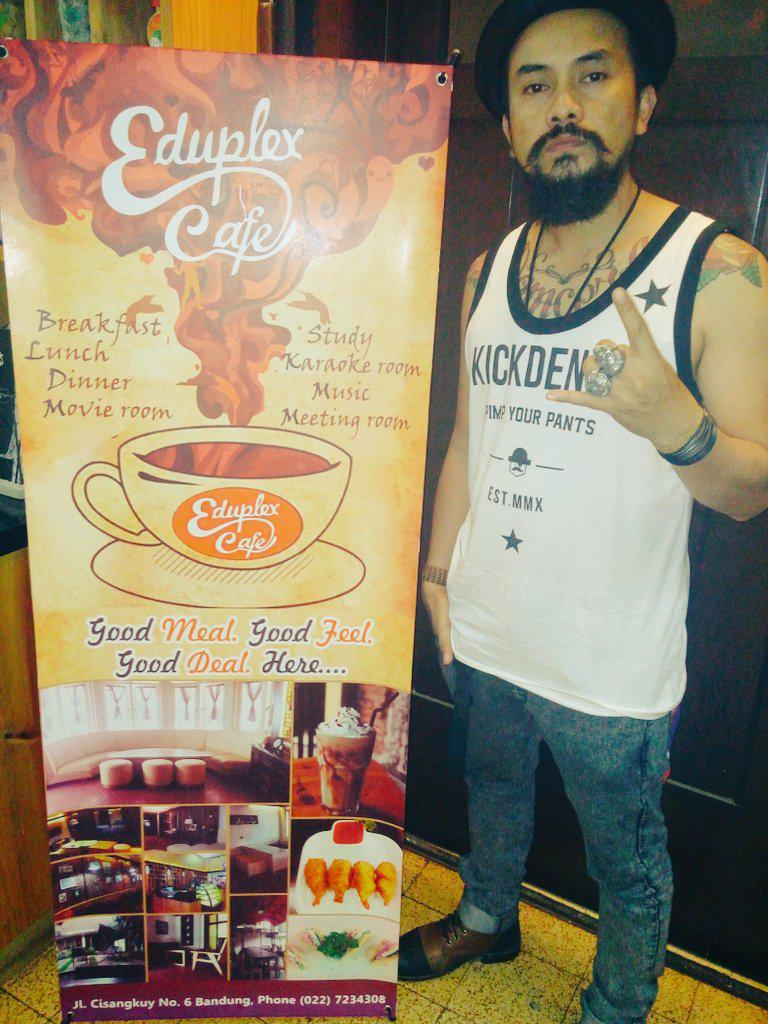 Nongkrong bareng sore2 with @ERWINMADMORON at <a href="/eduplexcafe/">Eduplex</a> ... Thaks for coming..