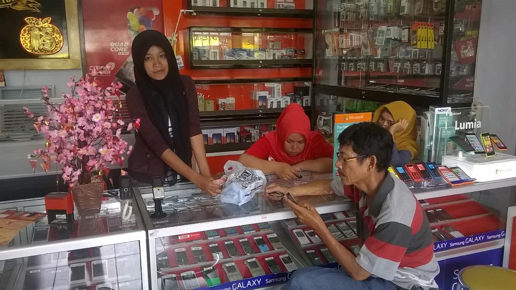 99xcomm's tweet photo. Smkin byk yg mdpt kjtan angpao di hr ini yuk buruan tweeps beli hp&amp; smartphonemu di sni hari ini&amp;dptkn kjutn hdiahnya http://t.co/7RChFIZhl4