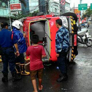 Info #Kebakaran Unit Damkar yg terguling saat berusaha terjun ke lokasi kebakaran