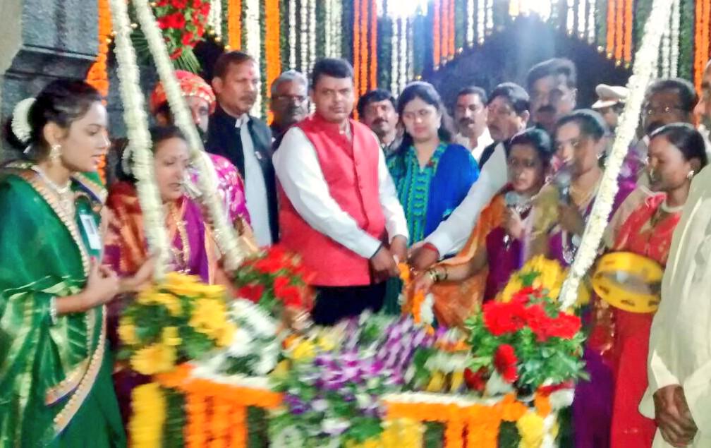 CMO Maharashtra (@cmomaharashtra) on Twitter photo рдЬреБрдиреНрдирд░ рдпреЗрдереЗ рд╢рд┐рд╡рдЬрдиреНрдореЛрддреНрд╕рд╡рд╡реЗрд│реА рдмрд╛рд▓рд╢рд┐рд╡рд╛рдЬреАрдВрдЪреНрдпрд╛ рдкрд╛рд│рдгреНрдпрд╛рд▓рд╛ рдЭреЛрдХреЗ рджреЗрддрд╛рдирд╛ рдореБрдЦреНрдпрдордВрддреНрд░реА рджреЗрд╡реЗрдВрджреНрд░ рдлрдбрдгрд╡реАрд╕ рд╡ рдЕрдиреНрдп рдорд╛рдиреНрдпрд╡рд░. рдЬреБрдиреНрдирд░ рдпреЗрдереЗ рд╢рд┐рд╡рдЬрдиреНрдореЛрддреНрд╕рд╡рд╡реЗрд│реА рдмрд╛рд▓рд╢рд┐рд╡рд╛рдЬреАрдВрдЪреНрдпрд╛ рдкрд╛рд│рдгреНрдпрд╛рд▓рд╛ рдЭреЛрдХреЗ рджреЗрддрд╛рдирд╛ рдореБрдЦреНрдпрдордВрддреНрд░реА рджреЗрд╡реЗрдВрджреНрд░ рдлрдбрдгрд╡реАрд╕ рд╡ рдЕрдиреНрдп рдорд╛рдиреНрдпрд╡рд░.
