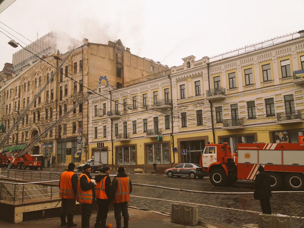 Пожежа на б. Хмельницького.Довкола метро Театральна все перекрито