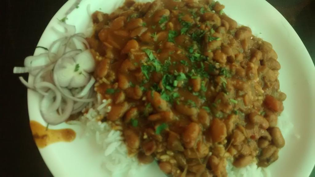 wearenavimumbai's tweet photo. Discovered new #NMSecret Punjabi samosewala opp Vashi stn bus stand.My lunch today-amazing Rajma; tastes lyk #Delhi http://t.co/DksF49uJ07