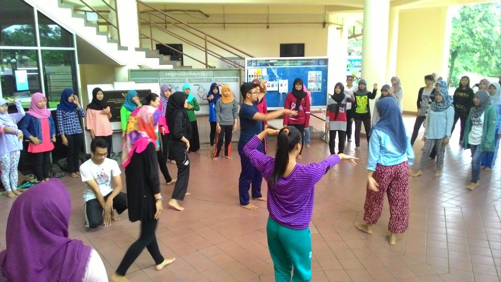 Hari ke-3. Tepung Pangjajap divisi Tari. Semangat latihannya ;;)