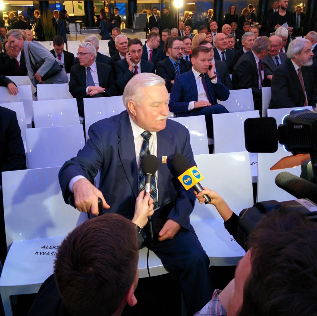 InstytutLW's tweet photo. Prezydent Lech Wałęsa podczas debaty z okazji 25 lecia Krajowej Izby Gospodarczej. http://t.co/o7M3cnQav8