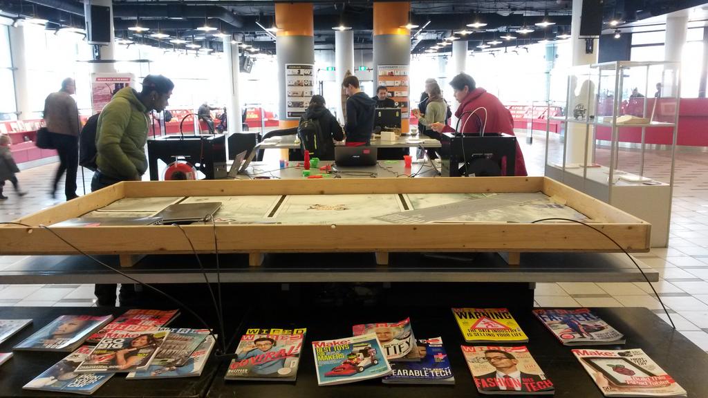Ilsee85's tweet photo. Dag vijf van Maak het in de Bieb! Nog steeds veel animo voor de #Makerspace. Morgen weer een workshop in @bieb010. http://t.co/HS163qiwEK