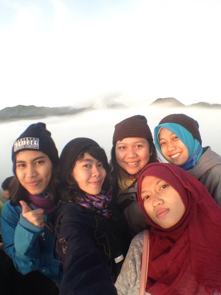 Sarahpril's tweet photo. IT AEU BromoSelfieContest! Using super wide lens 4.0x we got this cool pic. @algoritma12 #BSCIceBlast http://t.co/InsganB4hM