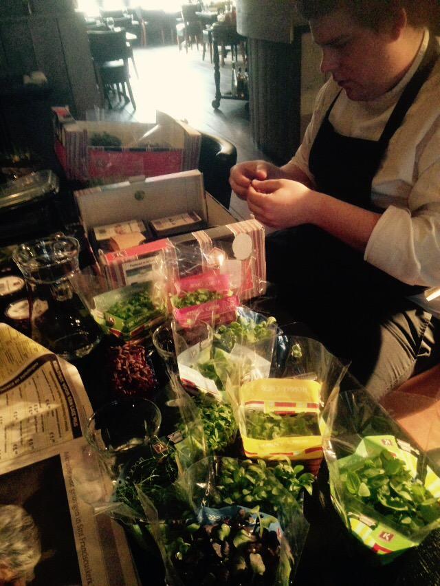 restaurantbyus's tweet image. Smaaktestjes van @koppertcress prachtige smaken en geuren om te combineren.
