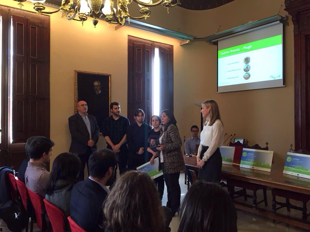 mariagalindogd's tweet photo. Entreguem premi a #PlugIt #IAPPYOU efficiency energy apps @SchneiderES @Microsoft @BCN_TIC @APPS4BCN FELICITATS! http://t.co/aut7qcfnVV