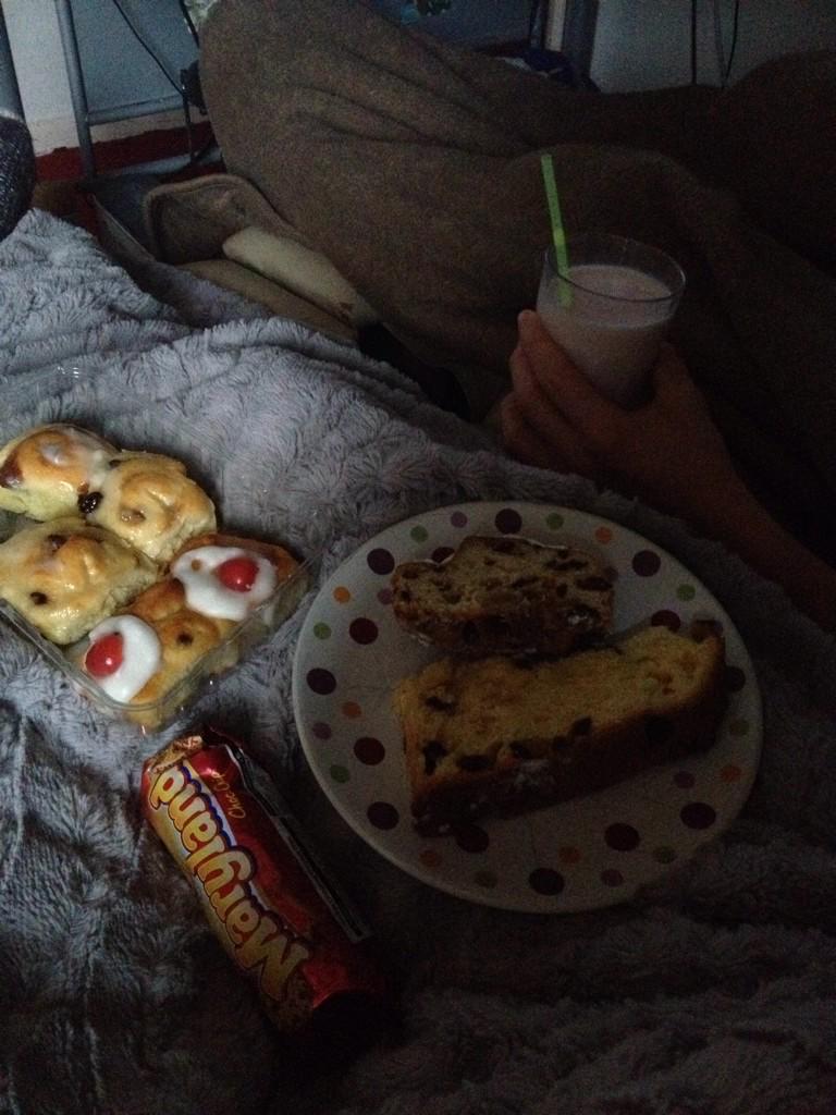 AmyGraceKirk's tweet photo. This is how me and @JamieKirk1999 do breakfast http://t.co/lkO8YbbaON